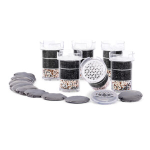 Jahresvorrat an Wasserfilter-Ersatzteilen, bestehend aus sechs Filterkartuschen und zwölf runden Kalkfilter-Pads.