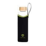 Nachhaltige Lotus Vita Glas-Trinkflasche mit Bambusdeckel in einer schützenden, schwarz-grünen Neoprenhülle mit Trageschlaufe.