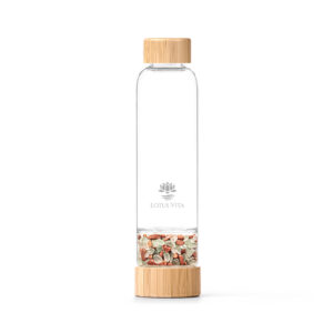 Eine edle Trinkflasche aus Glas mit Bambusdeckel und einem separaten Fach im Boden, gefüllt mit einer bunten Mischung aus Kristallen.