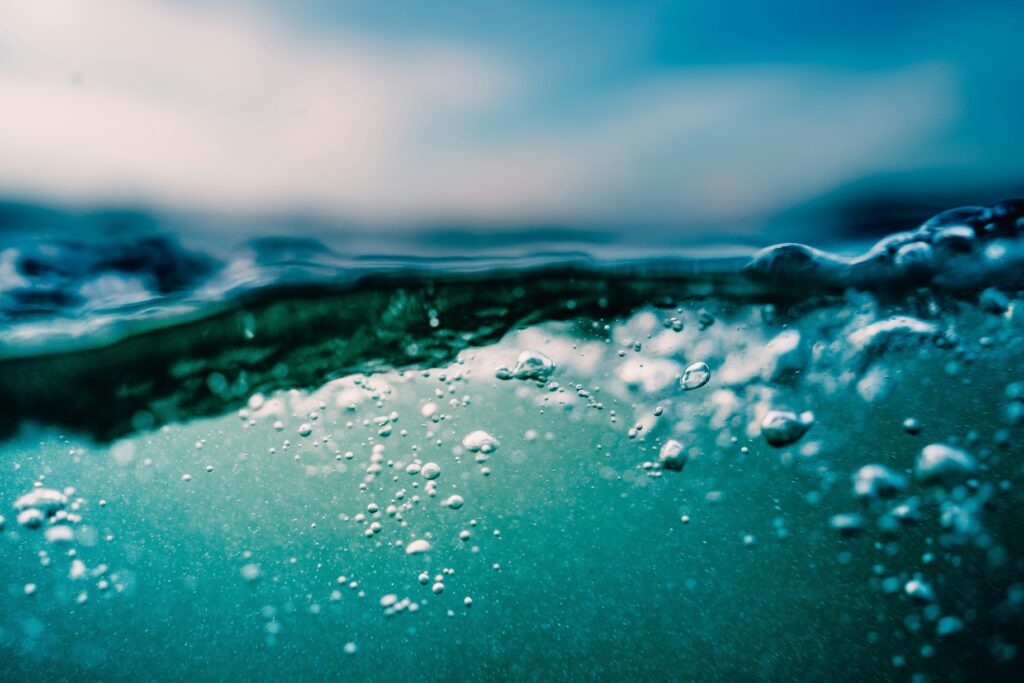Lebendiges, klares Wasser in Bewegung, durchzogen von aufsteigenden Sauerstoffblasen.