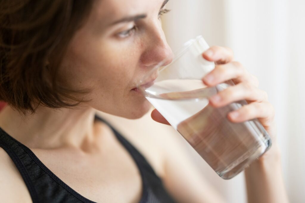 Frau trinkt Wasser