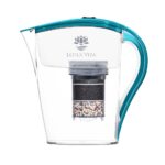 Ein transparenter Wasserfilterkrug mit aquamarinblauem Deckel und Griff, der die mehrschichtige Filterkartusche im Inneren sichtbar macht.